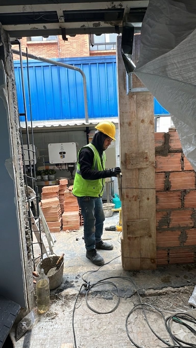 Construcción de muro interior Farmatodo Navarra