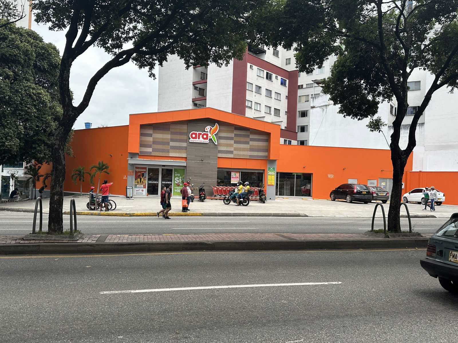 Adecuación y Acabados Comerciales — Tienda ARA Caobos