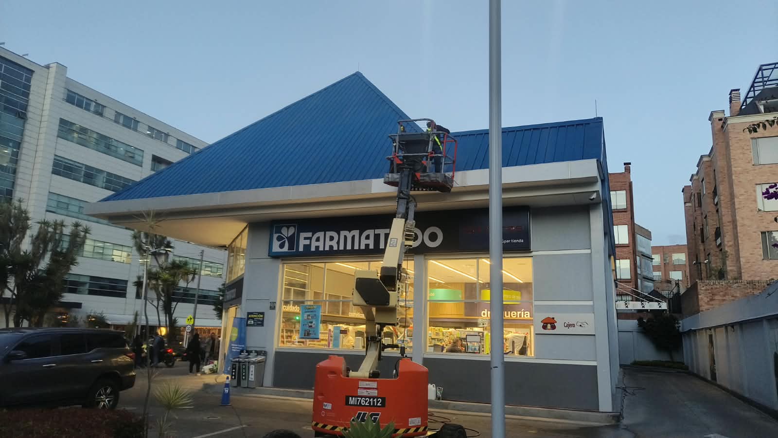 Plataforma elevadora frente a la cubierta de la tienda Farmatodo Navarra