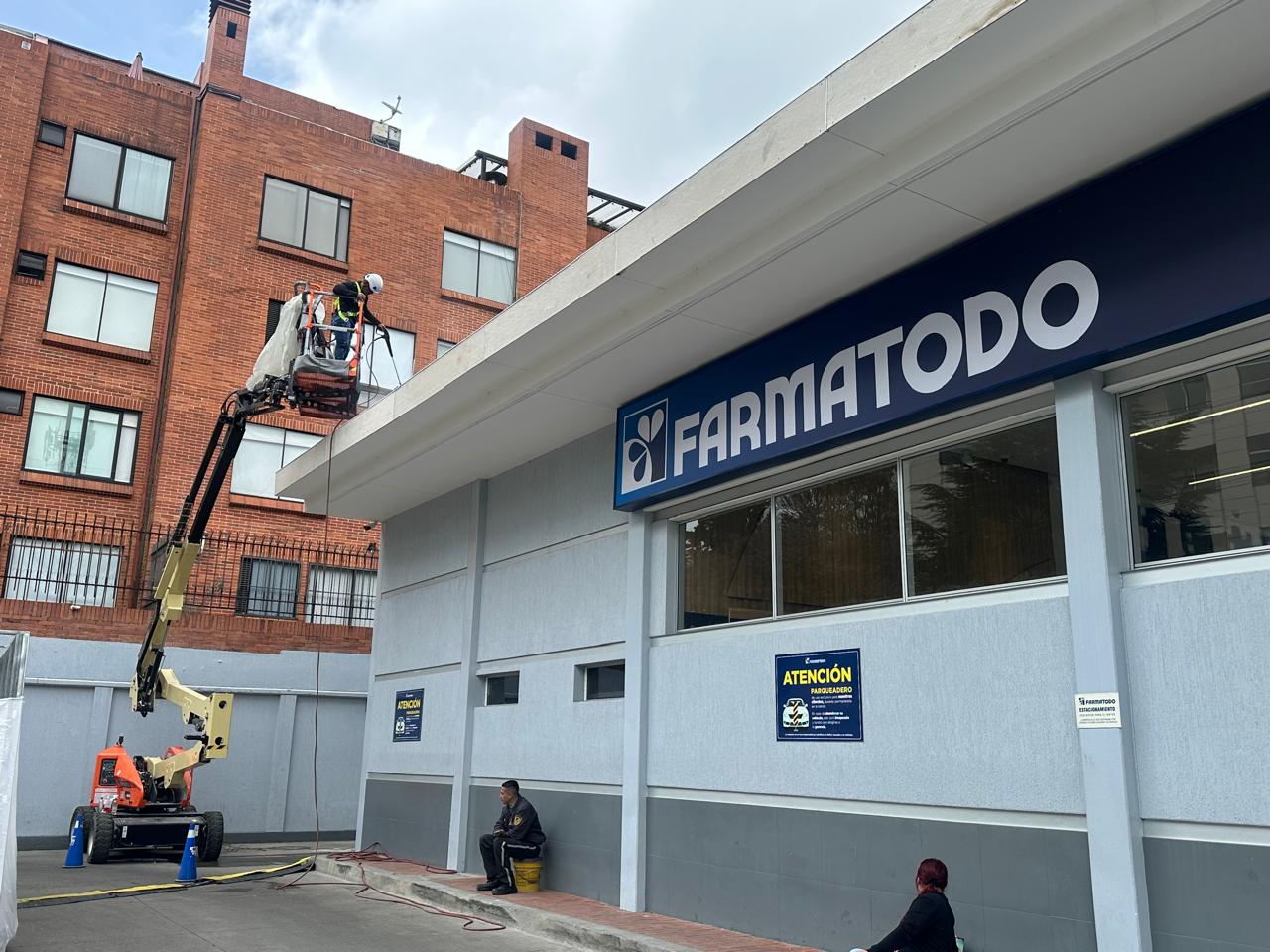 Trabajo en alturas sobre la fachada con plataforma elevadora