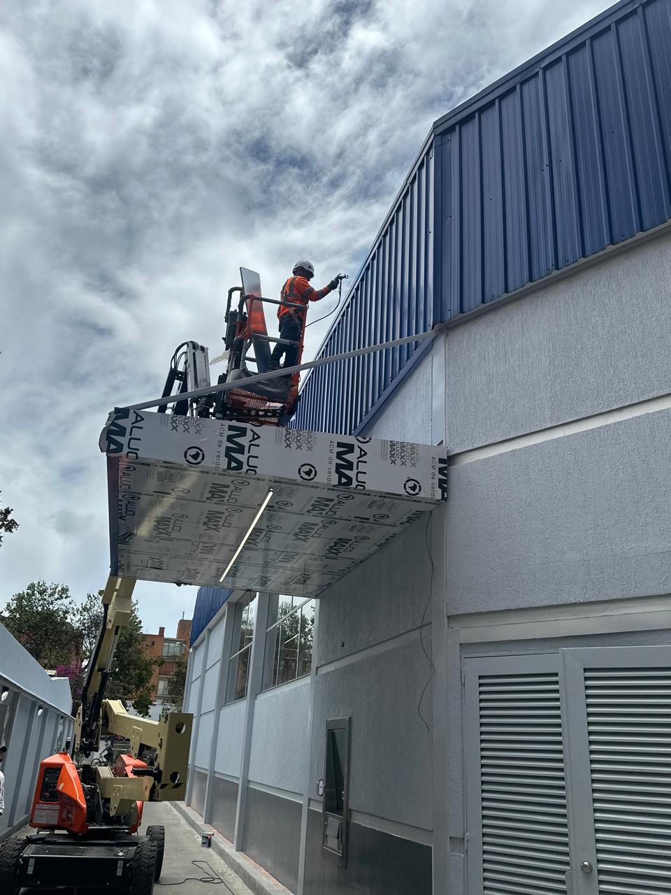 Trabajo en alturas en el borde de la cubierta