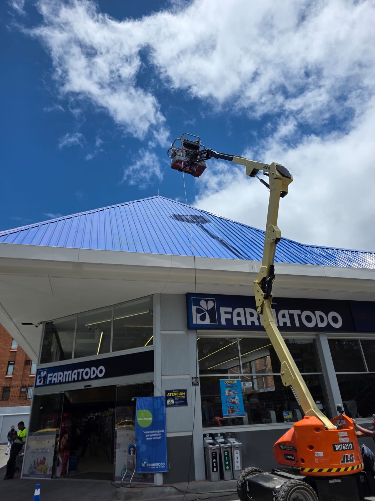 Plataforma elevadora trabajando sobre la cubierta de la tienda