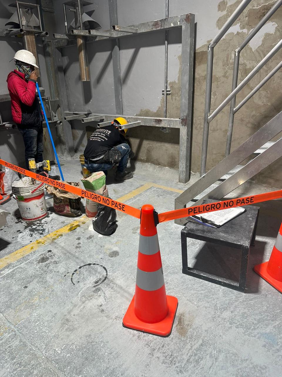 Trabajo de soldadura técnica en planta industrial